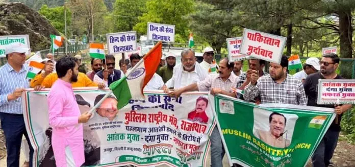 26 पर्यटकों की हत्या के विरोध में Pahalgam में बड़े पैमाने पर विरोध प्रदर्शन 26 पर्यटकों की हत्या के विरोध में Pahalgam में बड़े पैमाने पर विरोध प्रदर्शन