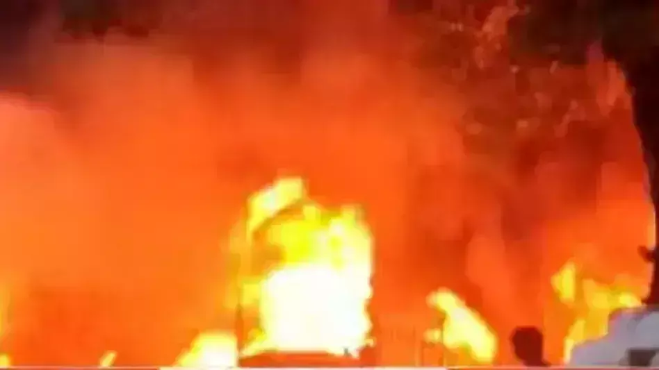 Saraikela: अमूल दूध के अकाउंट सेक्शन में लगी भीषण आग Saraikela: अमूल दूध के अकाउंट सेक्शन में लगी भीषण आग