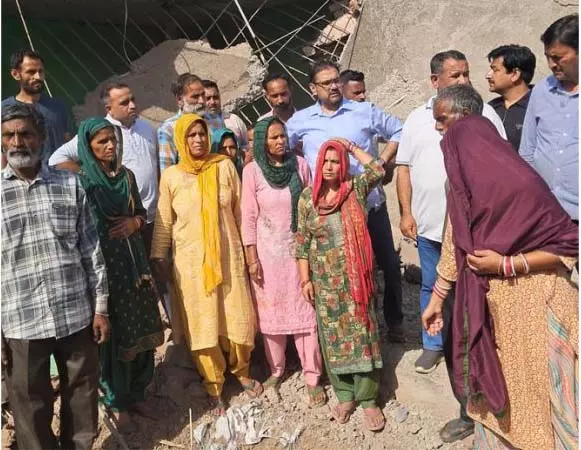 Satish Sharma ने गोलाबारी प्रभावित गांवों का दौरा किया Satish Sharma ने गोलाबारी प्रभावित गांवों का दौरा किया