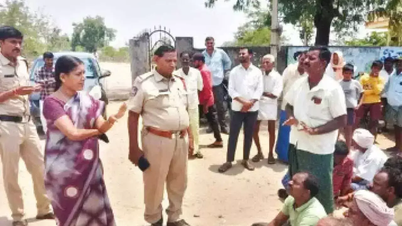 Telangana: धान खरीद को लेकर नाराज किसानों ने प्रशासन के साथ की हाथापाई Telangana: धान खरीद को लेकर नाराज किसानों ने प्रशासन के साथ की हाथापाई