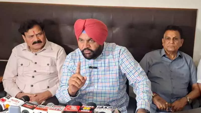 आप सरकार में शराब माफिया-पुलिस गठजोड़ फल-फूल रहा: Aujla आप सरकार में शराब माफिया-पुलिस गठजोड़ फल-फूल रहा: Aujla