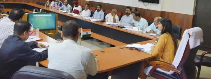 DDC रियासी ने सड़क परियोजनाओं की प्रगति की समीक्षा की DDC रियासी ने सड़क परियोजनाओं की प्रगति की समीक्षा की