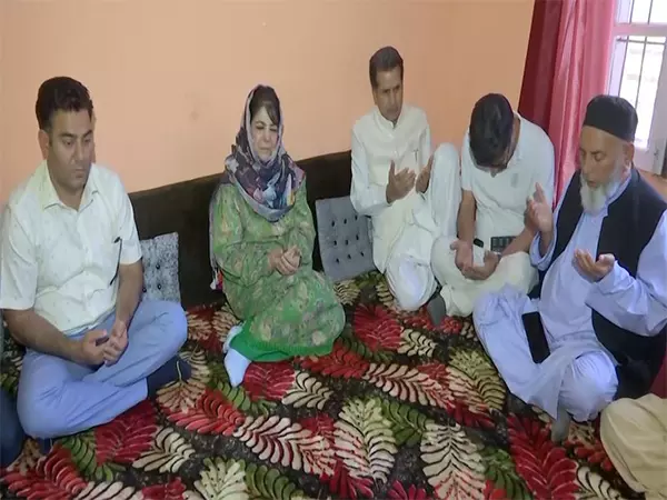 महबूबा मुफ्ती ने पुंछ में पाकिस्तानी गोलाबारी में मारे गए नागरिकों के परिवारों से मुलाकात की महबूबा मुफ्ती ने पुंछ में पाकिस्तानी गोलाबारी में मारे गए नागरिकों के परिवारों से मुलाकात की