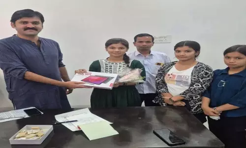 विधायक ने टॉपर को Tablet PC किया गिफ्ट