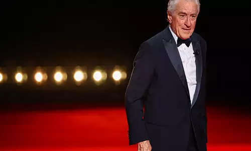 Cannes 2025: लियोनार्डो डिकैप्रियो ने रॉबर्ट डी नीरो को लाइफटाइम अचीवमेंट के लिए मानद पाल्मे डीओर से सम्मानित किया