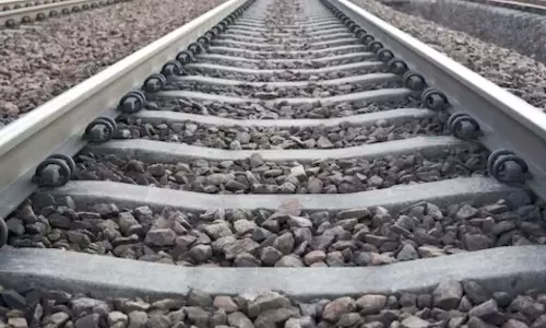 रेलवे स्टेशन के पास ट्रेन से कटा युवक, मौत