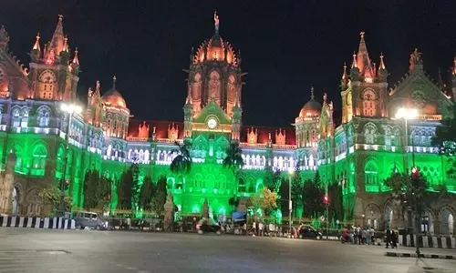 ऑपरेशन सिंदूर की सफलता का जश्न मनाने के लिए Mumbai CSMT को तिरंगे के रंग में रोशन किया गया