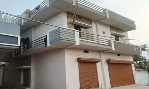 महिला और पुरुष तस्कर की 40 लाख की संपत्ति कुर्क, एक एक्टिवा भी जब्त