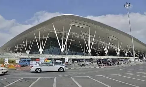 बस डिवाइडर से टकराकर पलटी; एक की मौत, 33 KIA कर्मी घायल