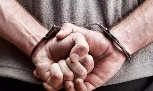 एक लाख की रिश्वत लेते रंगे हाथ गिरफ्तार हुआ वरिष्ठ पुलिस अधिकारी, ट्रस्टी से मांगे थे ढाई लाख एक लाख की रिश्वत लेते रंगे हाथ गिरफ्तार हुआ वरिष्ठ पुलिस अधिकारी, ट्रस्टी से मांगे थे ढाई लाख