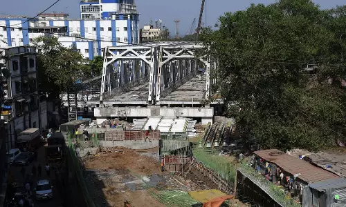 Mumbai : गर्डरों में देरी के बाद कारनैक ब्रिज पर काम फिर से शुरू