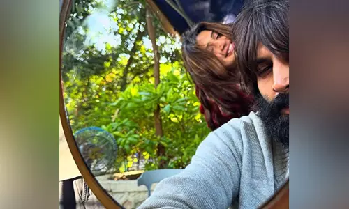 Kartik Aaryan ने अपनी आगामी रोमांटिक फिल्म के शेड्यूल रैप से श्रीलीला के साथ एक मनमोहक तस्वीर साझा की