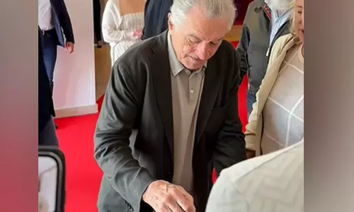 Cannes 2025: रॉबर्ट डी नीरो ने भीड़ को हाथ हिलाकर अभिवादन किया, ऑटोग्राफ दिए