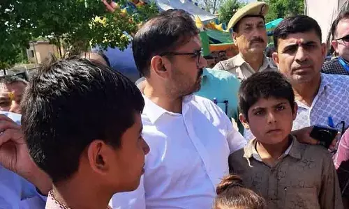 FCS&CA मंत्री ने राहत शिविरों का दौरा कर विस्थापितों से मुलाकात की