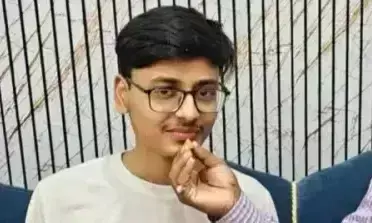 Badaun: फैज खान की उपलब्धि पर परिजनों ने बांटी मिठाइयां Badaun: फैज खान की उपलब्धि पर परिजनों ने बांटी मिठाइयां