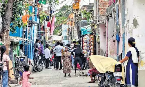 NEW DELHI: मद्रासी कैंप के निवासी बोले: सामान समेटकर कैसे जाएं?