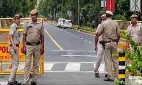 पूर्वी Delhi में ट्रैफिक पुलिस ने झपटमारों को पकड़ा