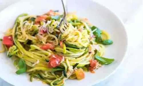 Zucchini Noodles :आसान रेसिपी से घर पर बनाएं जुकीनी नूडल्स, बच्चे हो जाएंगे खुश Zucchini Noodles :आसान रेसिपी से घर पर बनाएं जुकीनी नूडल्स, बच्चे हो जाएंगे खुश
