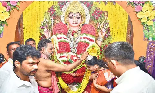 मंत्री संध्या रानी ने जतरा के दौरान मोदकोंडम्मा की पूजा की