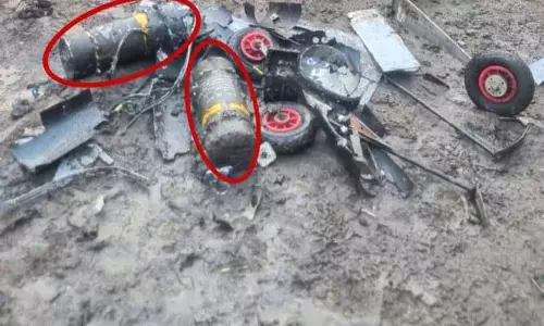 Pakistani ड्रोन हमले में घायल महिला की मौत, पति और बेटा गंभीर Pakistani ड्रोन हमले में घायल महिला की मौत, पति और बेटा गंभीर