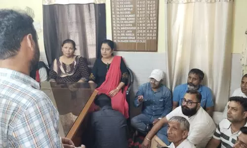 BJP पार्षद ने दूषित पानी के मुद्दे पर निवासियों के धरने का नेतृत्व किया BJP पार्षद ने दूषित पानी के मुद्दे पर निवासियों के धरने का नेतृत्व किया