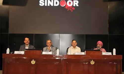 CDS ने सेना, नौसेना और वायु सेना प्रमुखों के साथ मिलकर ऑपरेशन सिंदूर के सफल संचालन पर परिप्रेक्ष्य प्रस्तुत किया CDS ने सेना, नौसेना और वायु सेना प्रमुखों के साथ मिलकर ऑपरेशन सिंदूर के सफल संचालन पर परिप्रेक्ष्य प्रस्तुत किया