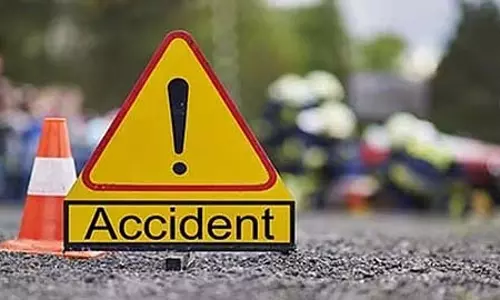 गुना में मंदिर के पास बाइक अनियंत्रित होकर दुर्घटनाग्रस्त होने से 1 की मौत, 4 घायल