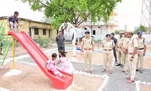 Adilabad SP अखिल महाजन ने बच्चों को शारीरिक व्यायाम की सलाह दी