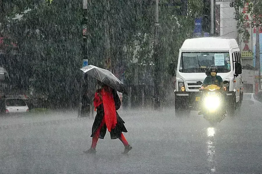 आईएमडी ने Kerala में भारी बारिश और आंधी का अनुमान जताया आईएमडी ने Kerala में भारी बारिश और आंधी का अनुमान जताया