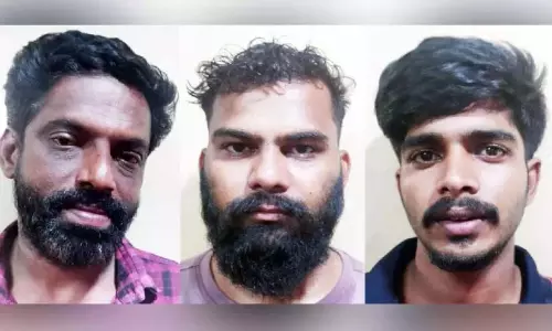 बस रोकने और ड्राइवर पर डंडा फेंकने के आरोप में तीन युवक गिरफ्तार बस रोकने और ड्राइवर पर डंडा फेंकने के आरोप में तीन युवक गिरफ्तार