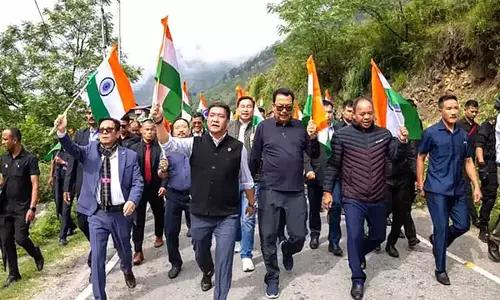 खांडू ने ऑपरेशन सिंदूर की सफलता का जश्न मनाने के लिए वालोंग में तिरंगा यात्रा का नेतृत्व किया खांडू ने ऑपरेशन सिंदूर की सफलता का जश्न मनाने के लिए वालोंग में तिरंगा यात्रा का नेतृत्व किया