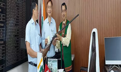 वन्यजीव संरक्षण को बढ़ावा देने के लिए TRIHMS के डॉक्टर ने बंदूक सरेंडर की वन्यजीव संरक्षण को बढ़ावा देने के लिए TRIHMS के डॉक्टर ने बंदूक सरेंडर की