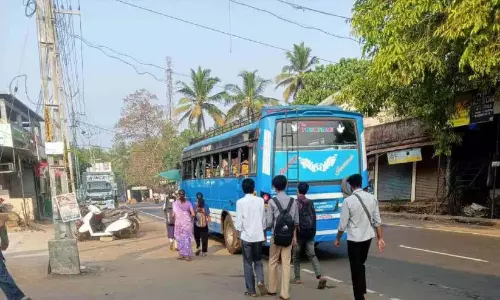 बस स्टॉप का पुनर्निर्माण नहीं किया गया है; पंथिरकारा में यात्री परेशान