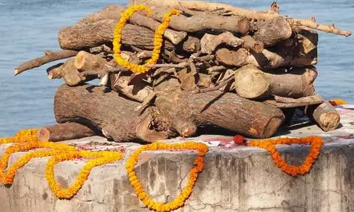 वाह रे औलाद! उतारा मौत के घाट...पुलिस को देखकर पिता का शव छोड़कर भागे बेटे