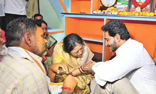 Andhra: जगन का मुरली नायक के परिवार से मुलाकात Andhra: जगन का मुरली नायक के परिवार से मुलाकात