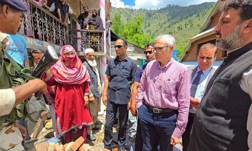 Jammu: उमर ने गोलाबारी से प्रभावित परिवारों को राहत देने का वादा किया Jammu: उमर ने गोलाबारी से प्रभावित परिवारों को राहत देने का वादा किया
