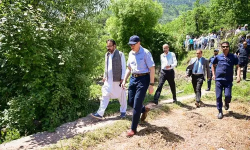 J&K CM ने गोलाबारी प्रभावित इलाकों का दौरा किया, घरों के पुनर्निर्माण में मदद का वादा किया J&K CM ने गोलाबारी प्रभावित इलाकों का दौरा किया, घरों के पुनर्निर्माण में मदद का वादा किया