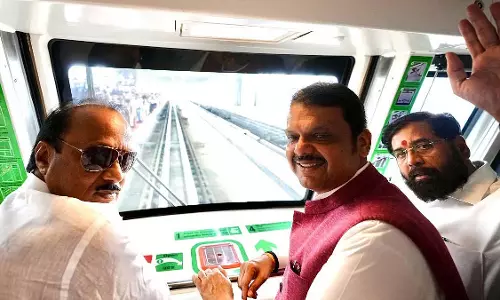 Mumbai : महाराष्ट्र के सीएम ने ट्रायल रन को हरी झंडी दिखाई Mumbai : महाराष्ट्र के सीएम ने ट्रायल रन को हरी झंडी दिखाई