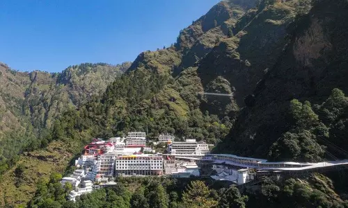 Jammu: माता वैष्णो देवी मंदिर में हेलीकॉप्टर सेवा 7 दिनों के बाद फिर से शुरू हुई