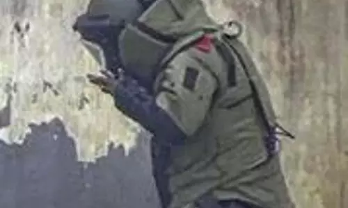 Jammu: सेना और पुलिस ने विस्फोटकों को निष्क्रिय करने के लिए हाथ मिलाया Jammu: सेना और पुलिस ने विस्फोटकों को निष्क्रिय करने के लिए हाथ मिलाया