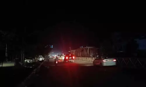 युद्ध विराम के एक दिन बाद Blackout से स्थानीय लोगों में संदेह बढ़ा युद्ध विराम के एक दिन बाद Blackout से स्थानीय लोगों में संदेह बढ़ा