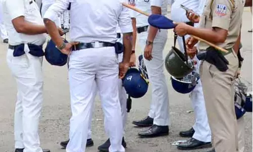 Kolkata पुलिस भारत में अवैध रूप से रह रहे विदेशी नागरिकों की तलाश कर रही Kolkata पुलिस भारत में अवैध रूप से रह रहे विदेशी नागरिकों की तलाश कर रही