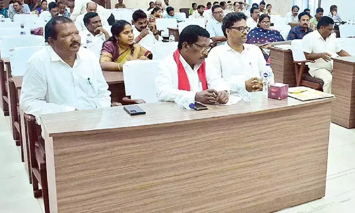 Andhra: अधिकारियों को जनता की समस्याओं का जल्द समाधान करने को कहा गया