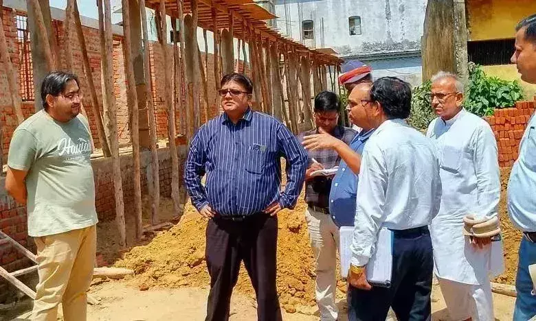 Basti: राजकीय कन्या इंटर कॉलेज में डीएम का औचक निरीक्षण