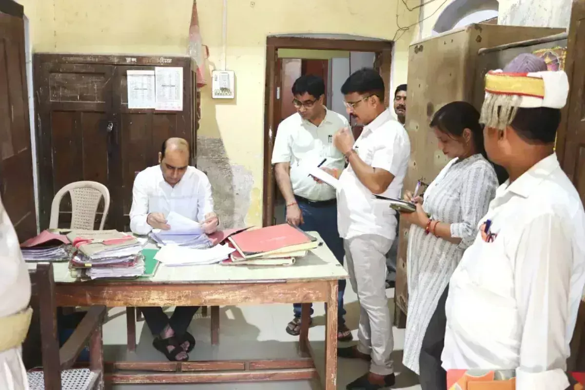 Pratapgarh: डीएम के निरीक्षण से नगर पालिका परिषद बेल्हा में मचा हड़कंप