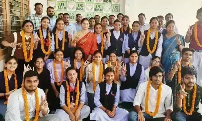 Basti: लिटिल फ्लावर्स स्कूल के छात्रों ने सीबीएसई बोर्ड में मारी बाजी Basti: लिटिल फ्लावर्स स्कूल के छात्रों ने सीबीएसई बोर्ड में मारी बाजी