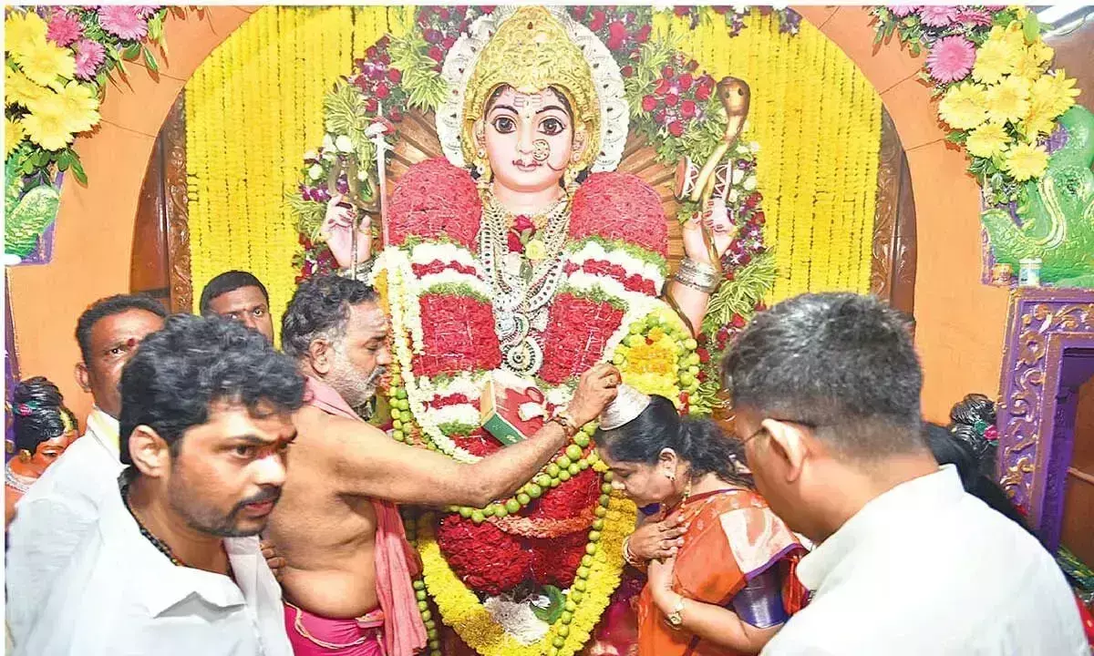 Andhra: जतारा के दौरान मोदाकोंडम्मा की पूजा करतीं मंत्री संध्या रानी
