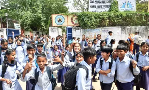 Chandigarh: भारत-पाक तनाव के पांच दिन बाद छात्र स्कूल लौटे Chandigarh: भारत-पाक तनाव के पांच दिन बाद छात्र स्कूल लौटे