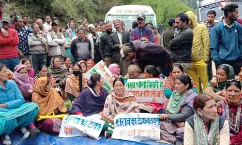 Pangi की महिलाओं ने शराब ठेके के खिलाफ किया प्रदर्शन, सड़क जाम की