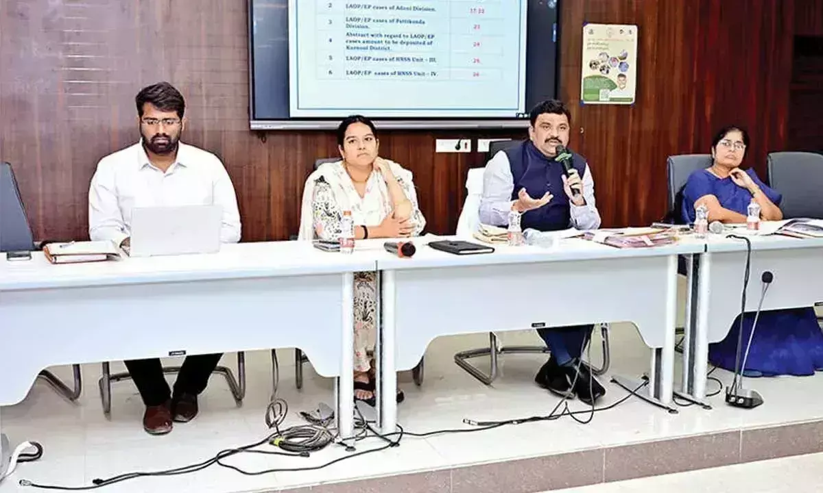 Andhra: कलेक्टर ने भूमि अधिग्रहण के मामलों के शीघ्र निराकरण के दिए निर्देश